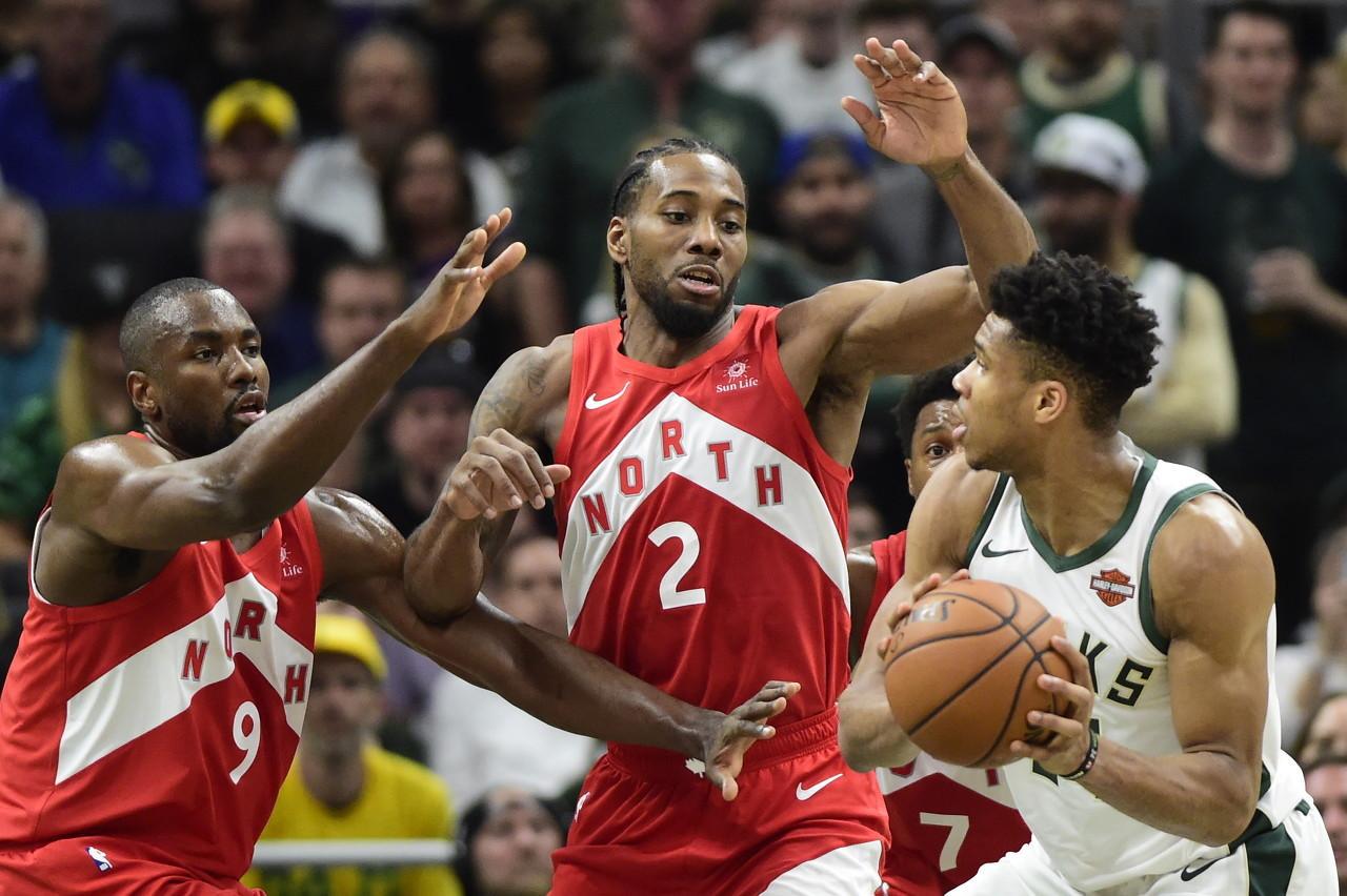 雄鹿翻盘猛龙，西蒙斯完成帽子戏法